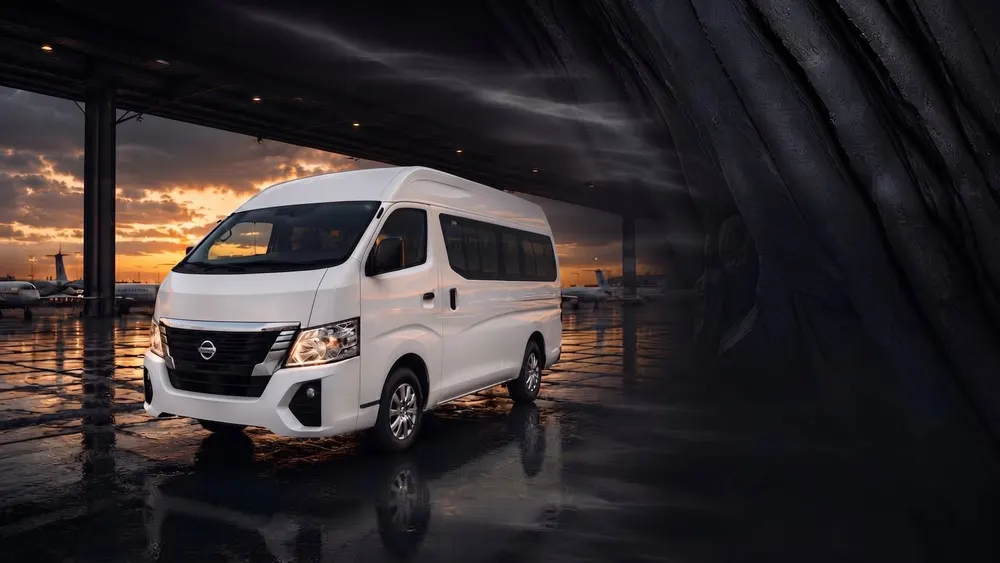Van ejecutiva Nissan Urvan blanca para grupos en el aeropuerto de Guadalajara